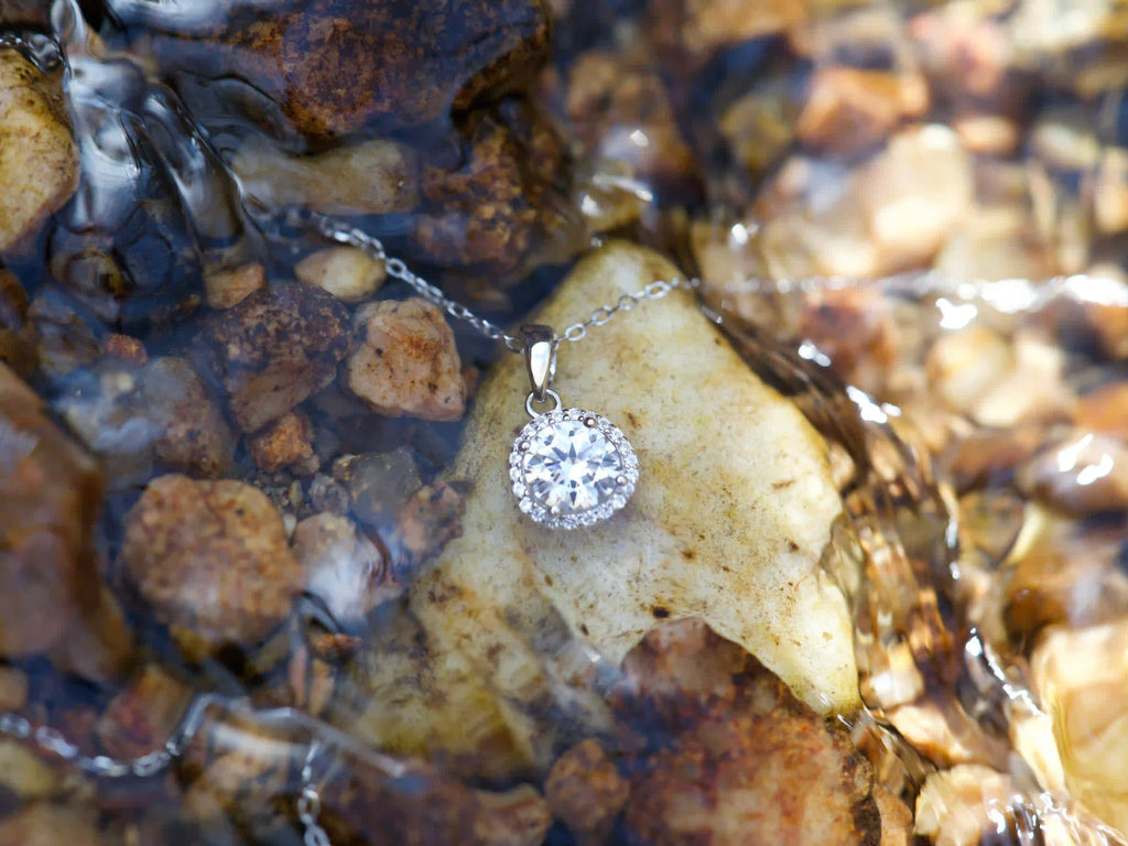 Echte Fotos einer Moissanite Halo Kette unter Wasser im Bach – starkes Funkeln im Alltag und bei natürlichem Licht – robust, wasserfest wirkend und perfekt für täglichen Schmuck der wie Diamant auffällt