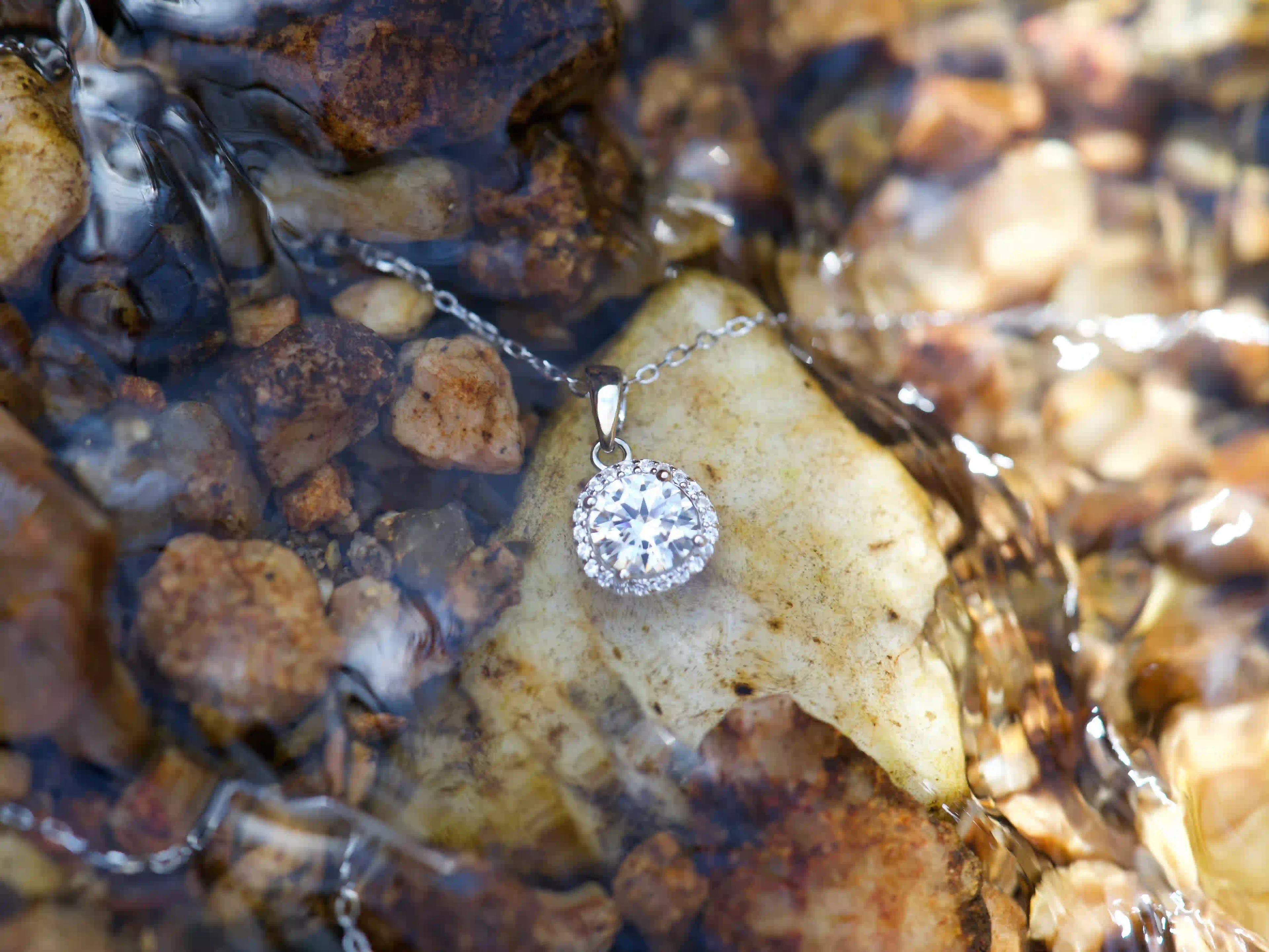 Echte Fotos einer Moissanite Halo Kette unter Wasser im Bach – starkes Funkeln im Alltag und bei natürlichem Licht – robust, wasserfest wirkend und perfekt für täglichen Schmuck der wie Diamant auffällt