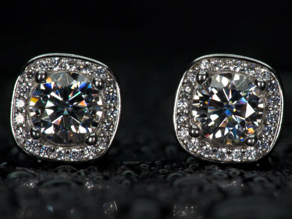 Echte Fotos von Moissanite Halo Ohrsteckern eckig mit starkem Funkeln und Feuer im Licht – 1ct Gesamtgewicht mit 0.5ct pro Stein, Halo Design verstärkt die Brillanz sichtbar stärker als Diamant, 925 Sterling Silber mit Weißgold Veredelung