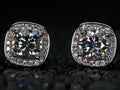 Echte Fotos von Moissanite Halo Ohrsteckern eckig mit starkem Funkeln und Feuer im Licht – 1ct Gesamtgewicht mit 0.5ct pro Stein, Halo Design verstärkt die Brillanz sichtbar stärker als Diamant, 925 Sterling Silber mit Weißgold Veredelung