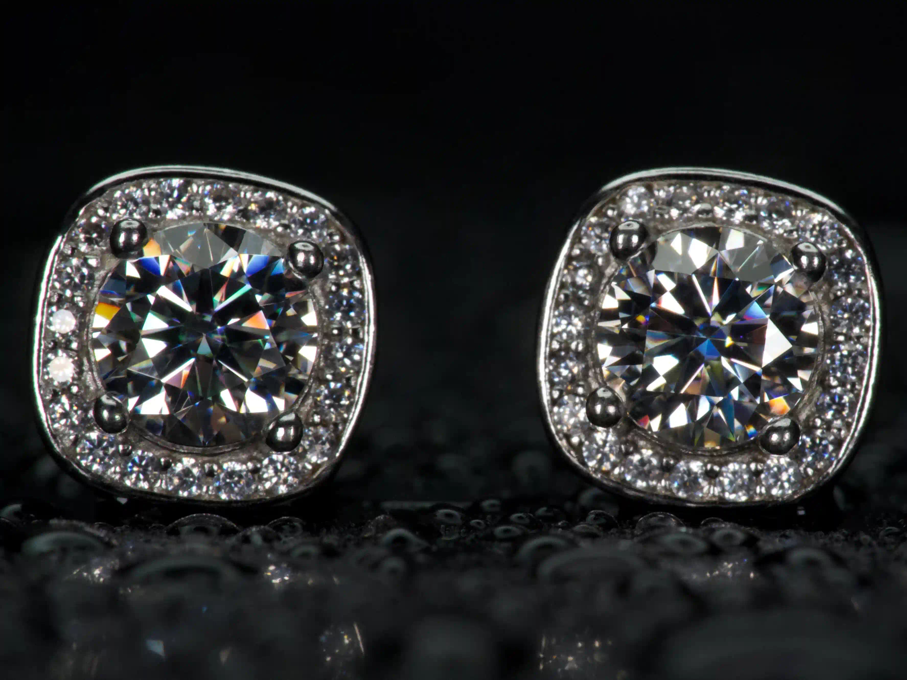 Echte Fotos von Moissanite Halo Ohrsteckern eckig mit starkem Funkeln und Feuer im Licht – 1ct Gesamtgewicht mit 0.5ct pro Stein, Halo Design verstärkt die Brillanz sichtbar stärker als Diamant, 925 Sterling Silber mit Weißgold Veredelung