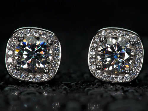 Echte Fotos von Moissanite Halo Ohrsteckern eckig mit starkem Funkeln und Feuer im Licht – 1ct Gesamtgewicht mit 0.5ct pro Stein, Halo Design verstärkt die Brillanz sichtbar stärker als Diamant, 925 Sterling Silber mit Weißgold Veredelung