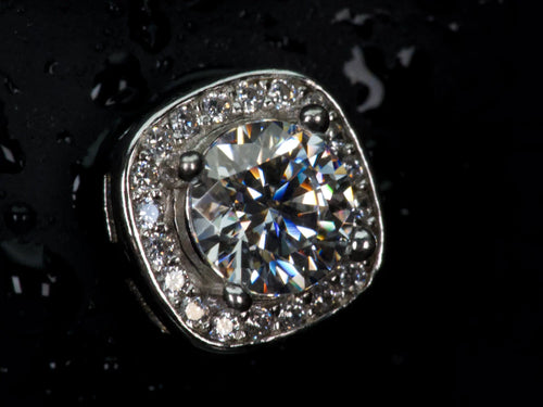 Echte Makroaufnahme eines Moissanite Halo Ohrsteckers eckig mit extremem Funkeln und starkem Feuer – sichtbare Facetten und feine Halo Details, 925 Sterling Silber