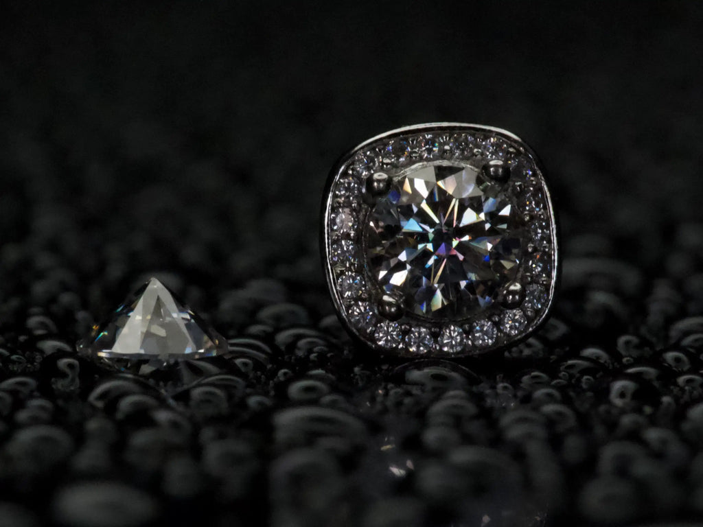 Echte Fotos eines Moissanite Halo Ohrsteckers eckig im Vergleich mit einem 0.5ct Stein – deutlich stärkeres Funkeln und Feuer im Licht, Halo Design verstärkt die Brillanz sichtbar, 925 Sterling Silber