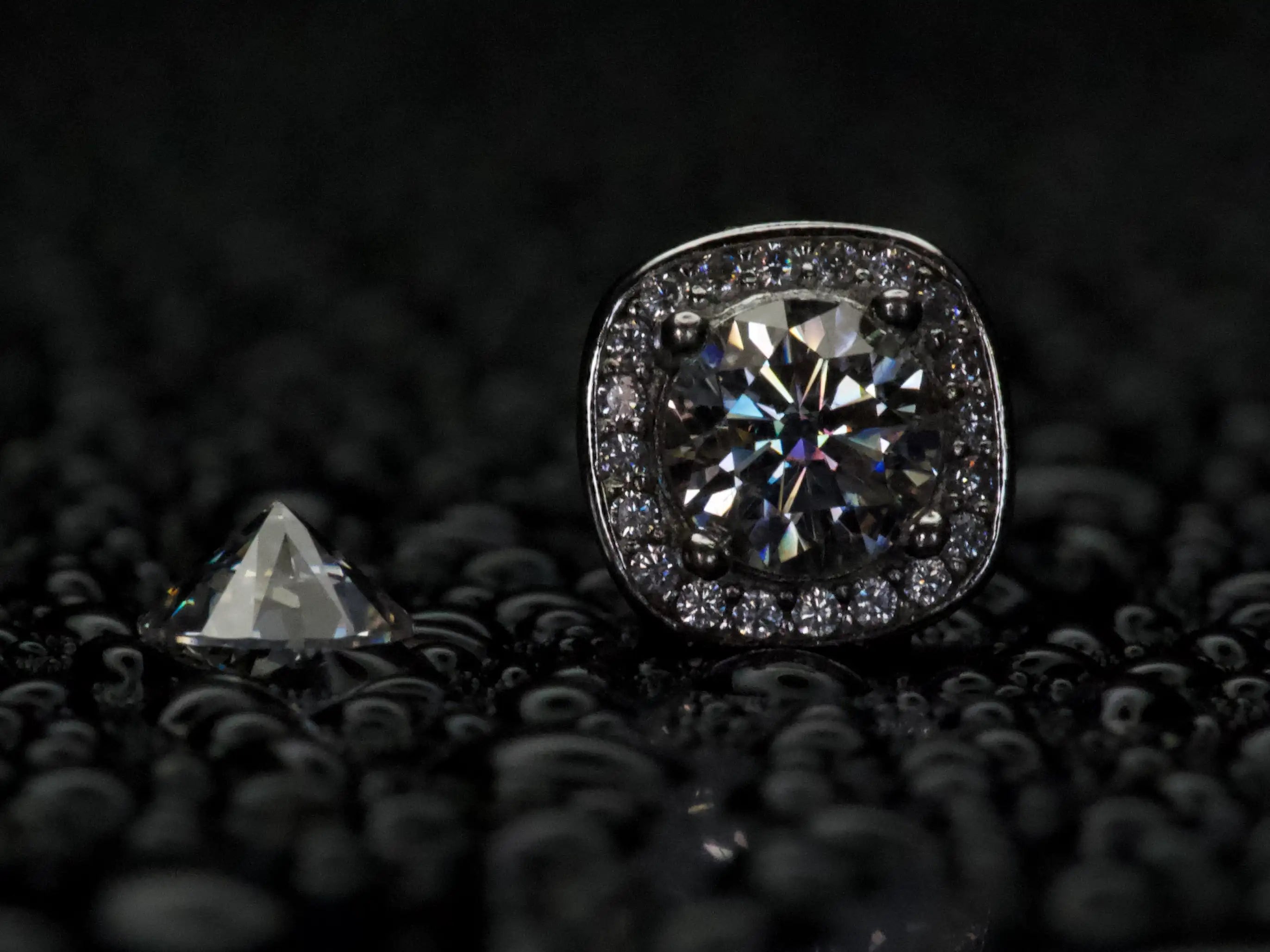 Echte Fotos eines Moissanite Halo Ohrsteckers eckig im Vergleich mit einem 0.5ct Stein – deutlich stärkeres Funkeln und Feuer im Licht, Halo Design verstärkt die Brillanz sichtbar, 925 Sterling Silber