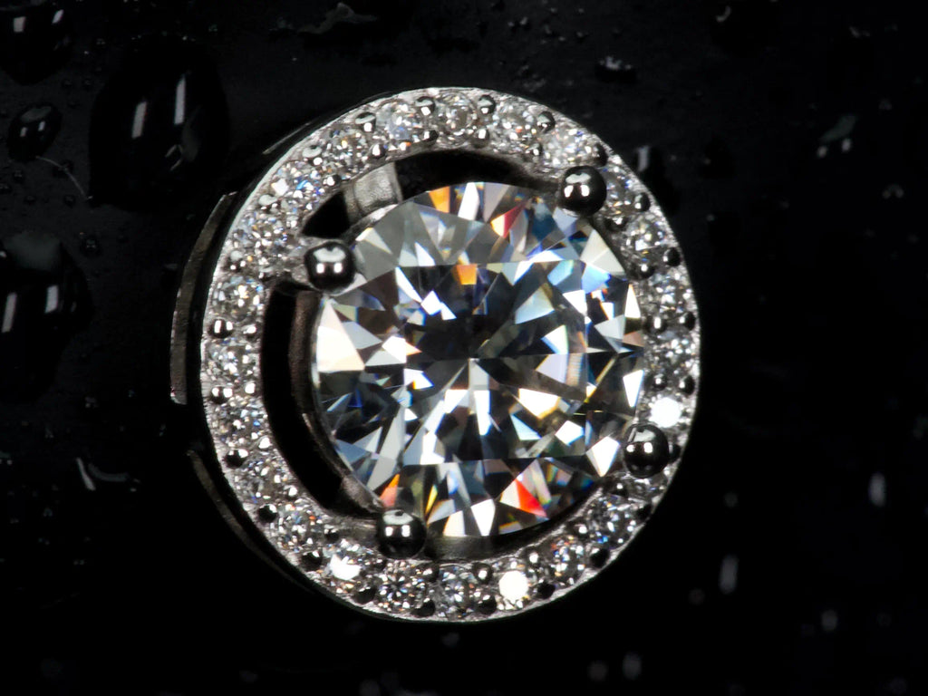 Echte Makroaufnahme eines Moissanite Halo Ohrsteckers mit extremem Funkeln und starkem Feuer – feinste Facetten und Halo Details sichtbar, intensiver als Diamant, 925 Sterling Silber