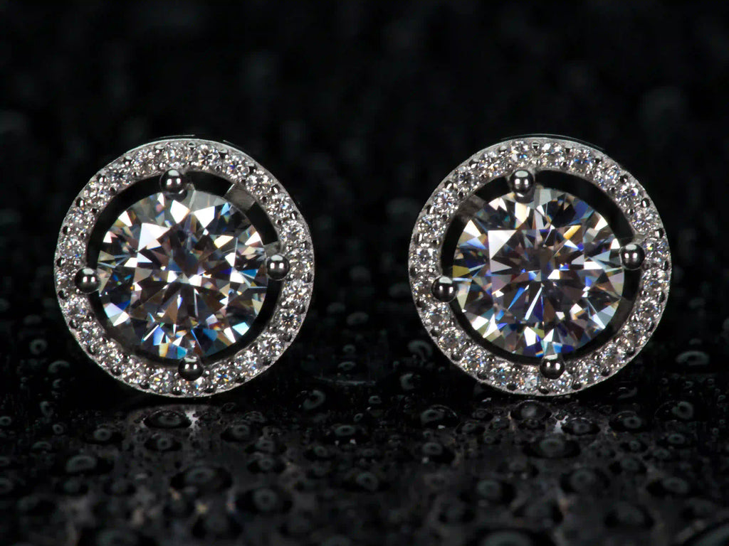 Echte Fotos von Moissanite Halo Ohrsteckern rund 2ct mit extremem Funkeln und starkem Feuer im Licht – klare Brillanz im Halo Design, sichtbar intensiver als Diamant, 925 Sterling Silber mit Weißgold Veredelung