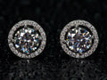 Echte Fotos von Moissanite Halo Ohrsteckern rund 2ct mit extremem Funkeln und starkem Feuer im Licht – klare Brillanz im Halo Design, sichtbar intensiver als Diamant, 925 Sterling Silber mit Weißgold Veredelung
