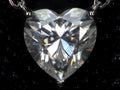Echte Makroaufnahme einer Moissanite Herz Kette mit 2 ct Stein im Herzschliff – intensives Funkeln wie Diamanten, 925 Sterling Silber mit Weißgold Veredelung