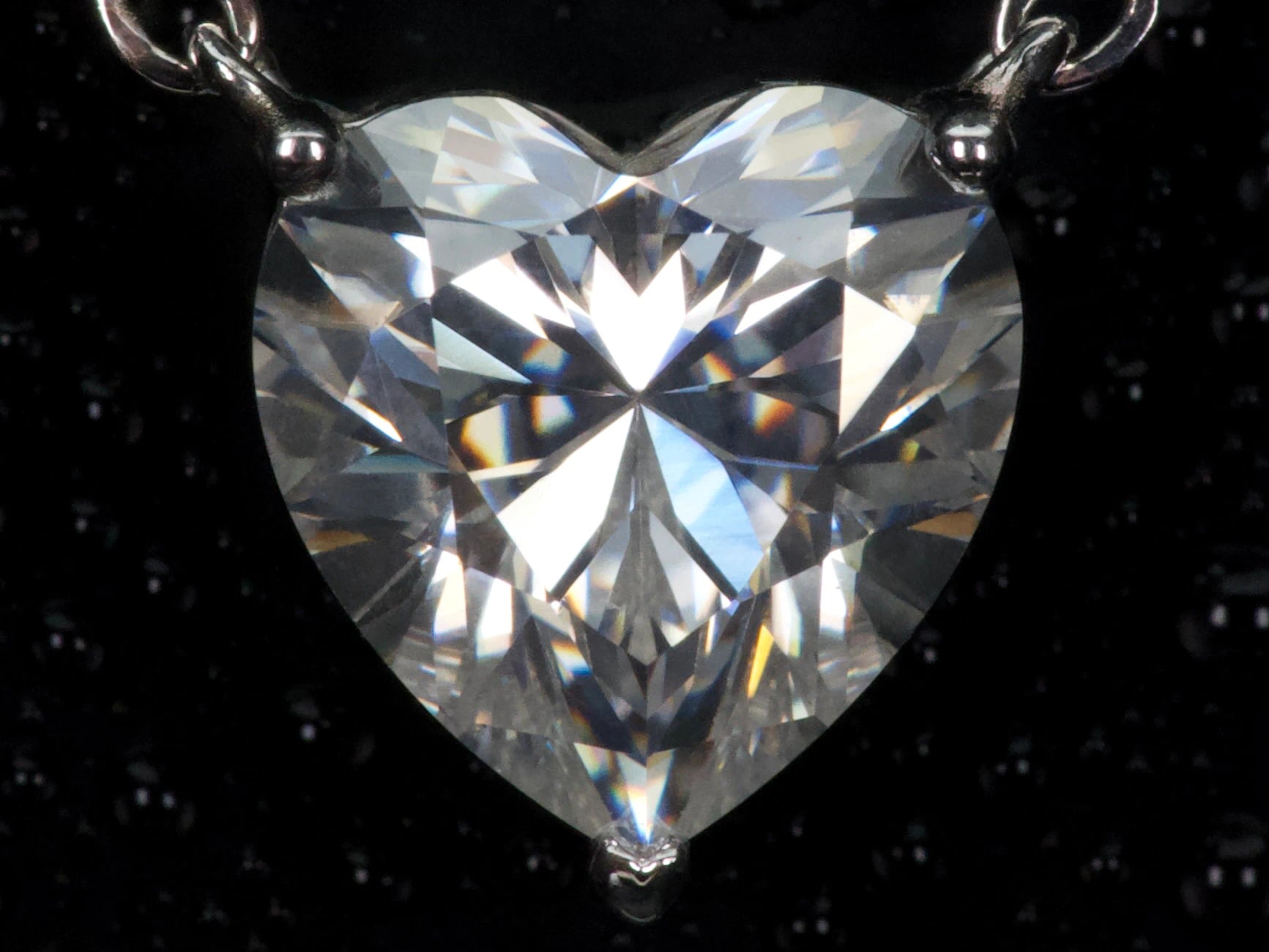 Echte Makroaufnahme einer Moissanite Herz Kette mit 2 ct Stein im Herzschliff – intensives Funkeln wie Diamanten, 925 Sterling Silber mit Weißgold Veredelung