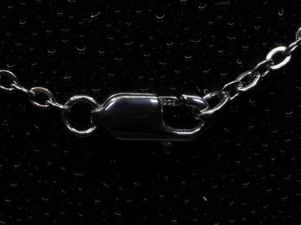 Makroaufnahme eines Karabiner Verschlusses mit S925 Stempel an einer Moissanite Herz Kette – Echtheitsnachweis für 925 Sterling Silber und sicherer Halt