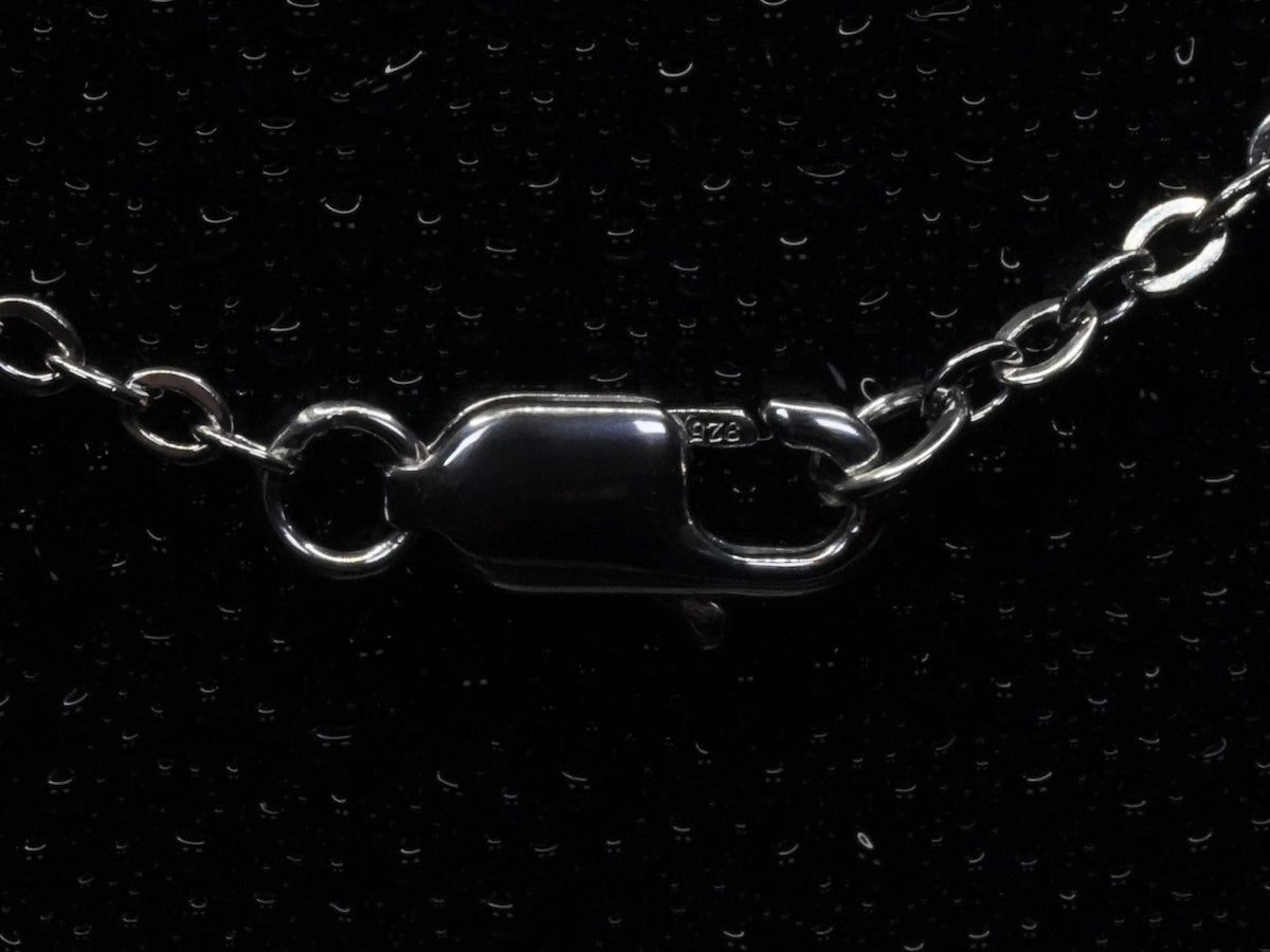 Makroaufnahme eines Karabiner Verschlusses mit S925 Stempel an einer Moissanite Herz Kette – Echtheitsnachweis für 925 Sterling Silber und sicherer Halt