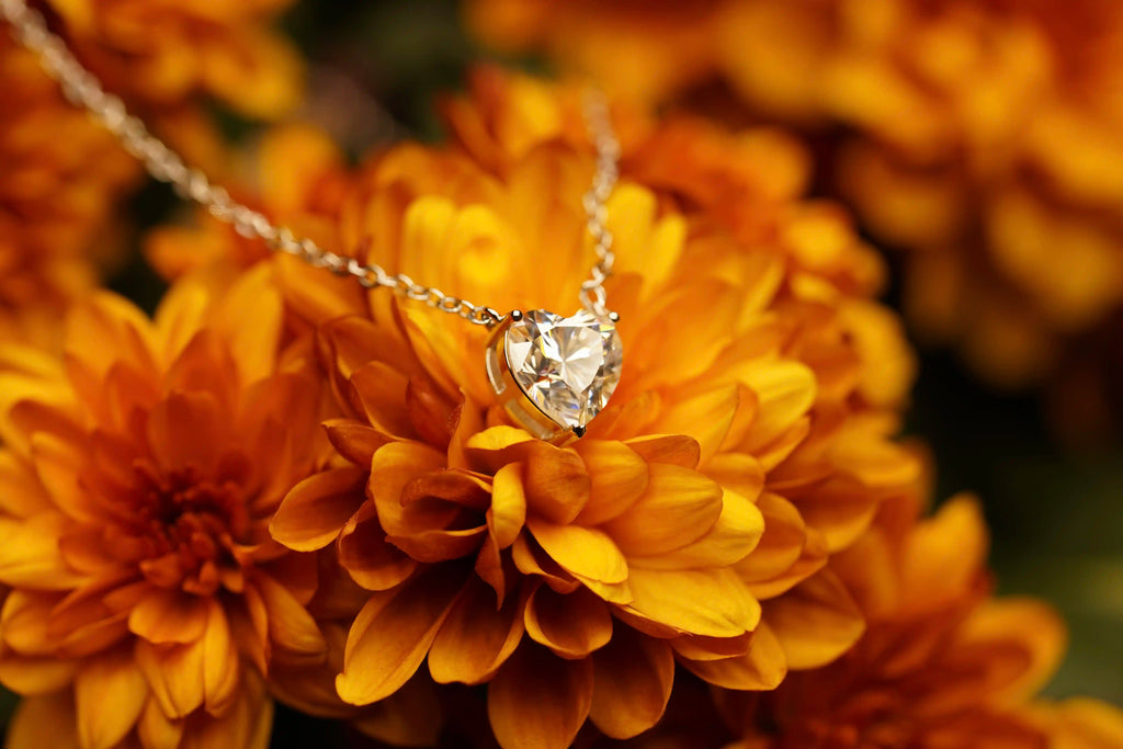 Funkelnde Moissanite Schmuck Halskette mit Moissnaite Herz Schliff gefasst in Sterling Silber und veredelt mit Weißgold