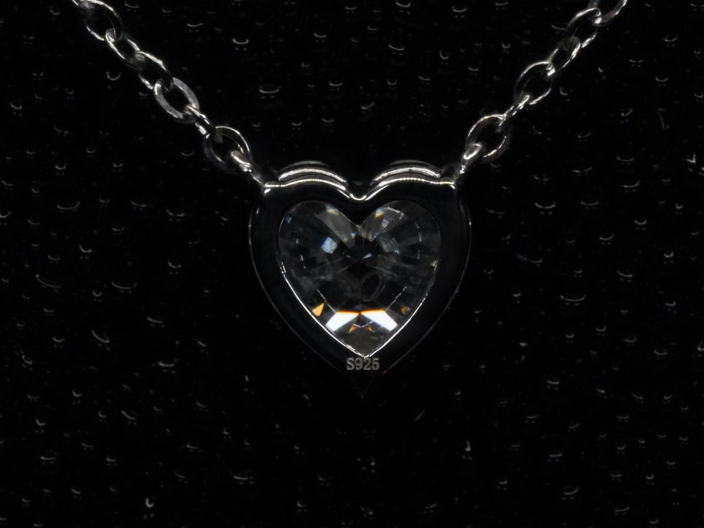 Makroaufnahme der Rückseite einer Moissanite Herz Kette mit S925 Stempel – Echtheitsnachweis für 925 Sterling Silber und hochwertige Verarbeitung