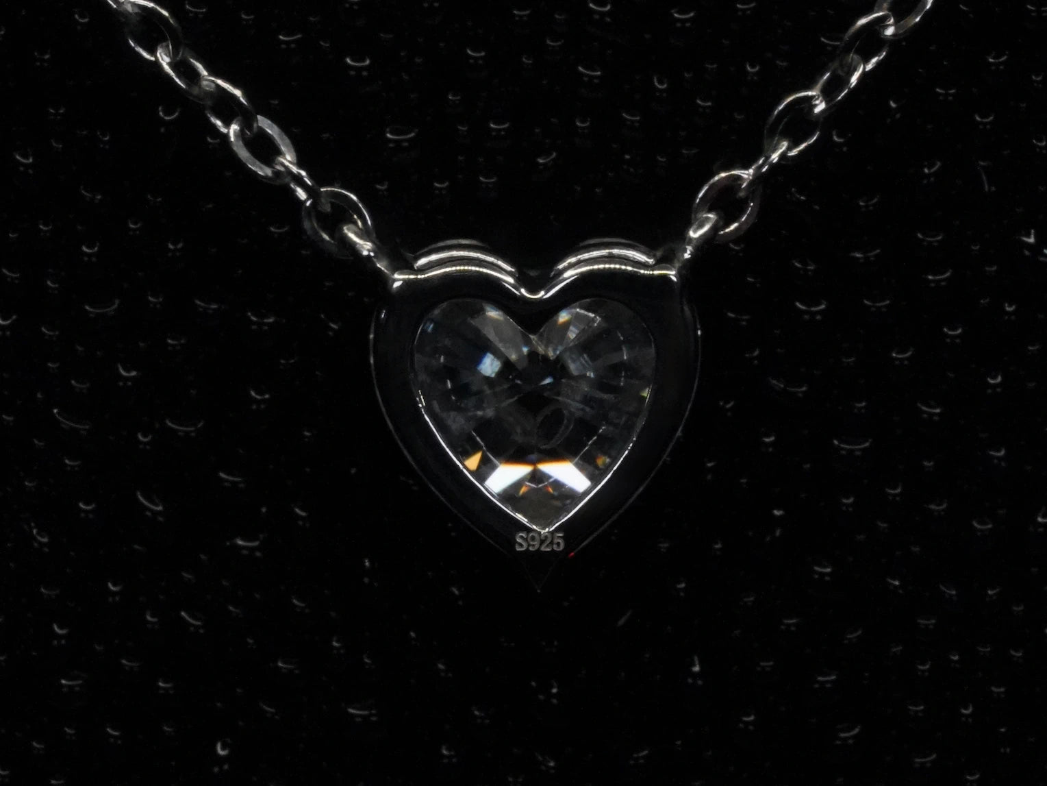 Makroaufnahme der Rückseite einer Moissanite Herz Kette mit S925 Stempel – Echtheitsnachweis für 925 Sterling Silber und hochwertige Verarbeitung