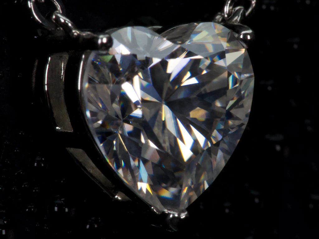 Seitenansicht einer Moissanite Herz Kette – präziser Herzschliff sorgt für starken Lichteinfall und intensives Funkeln ähnlich Diamanten, echte Aufnahme