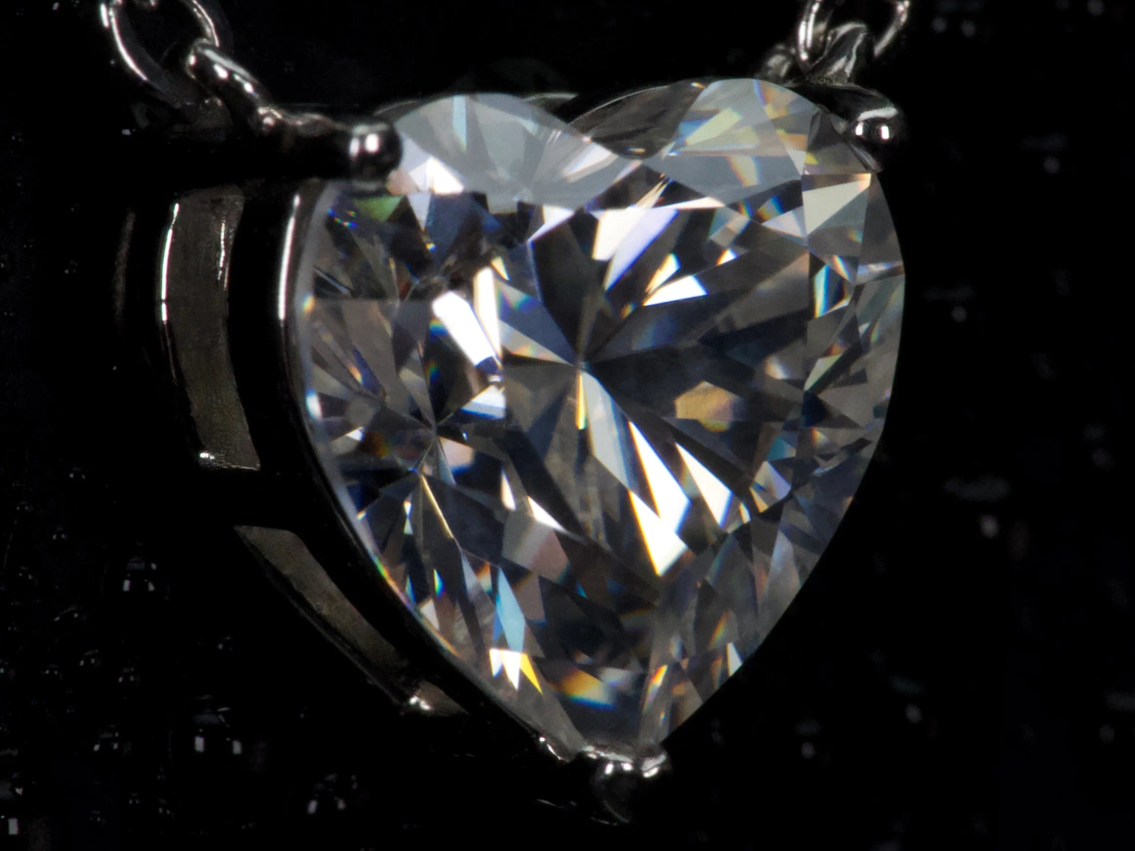Seitenansicht einer Moissanite Herz Kette – präziser Herzschliff sorgt für starken Lichteinfall und intensives Funkeln ähnlich Diamanten, echte Aufnahme