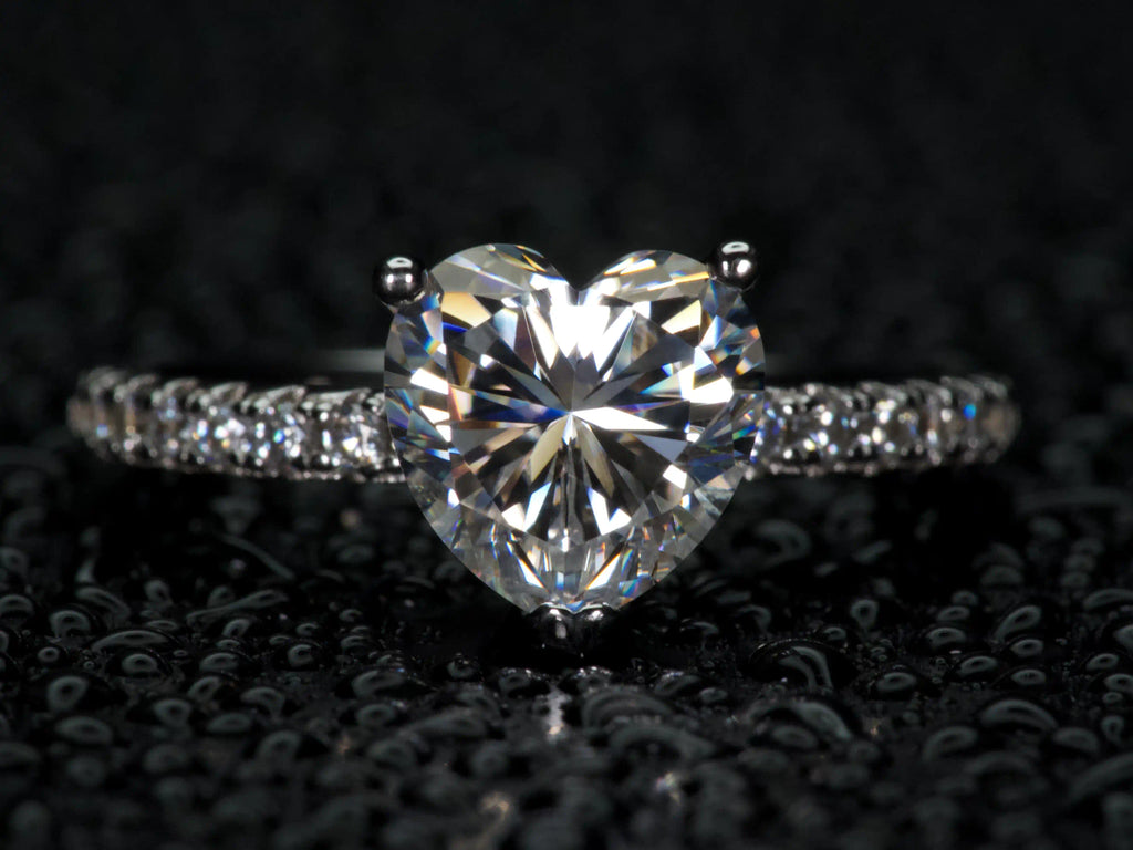 Moissanite Herz Ring 2ct frontal aufgenommen, intensives Funkeln im Herzschliff wie Diamant, 925 Silber & 18K Weißgold, echte Fotos ohne KI