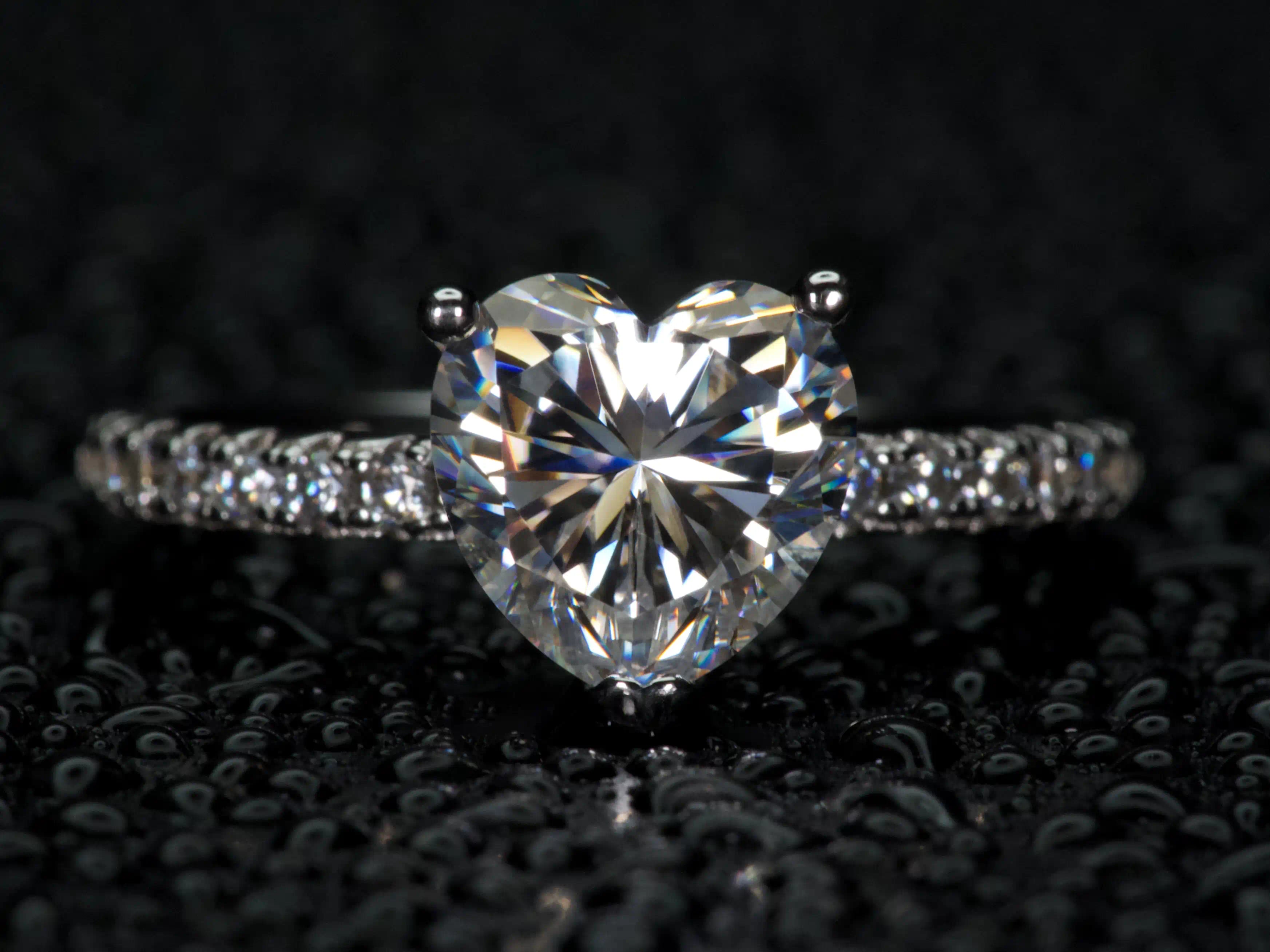 Moissanite Herz Ring 2ct frontal aufgenommen, intensives Funkeln im Herzschliff wie Diamant, 925 Silber & 18K Weißgold, echte Fotos ohne KI