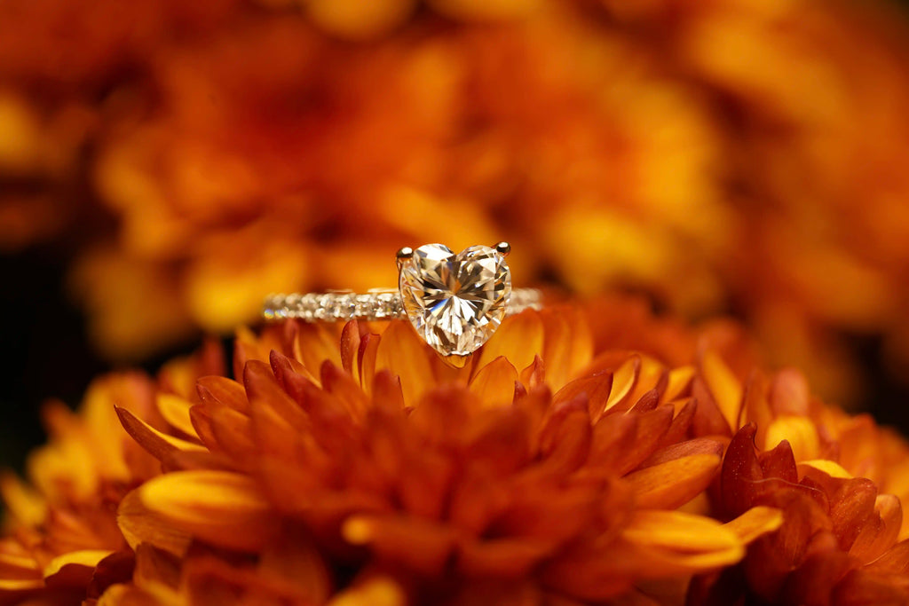 Macro aufnähme eines Funkelnde Moissanite Rings mit Moissanite im Herz Schliff