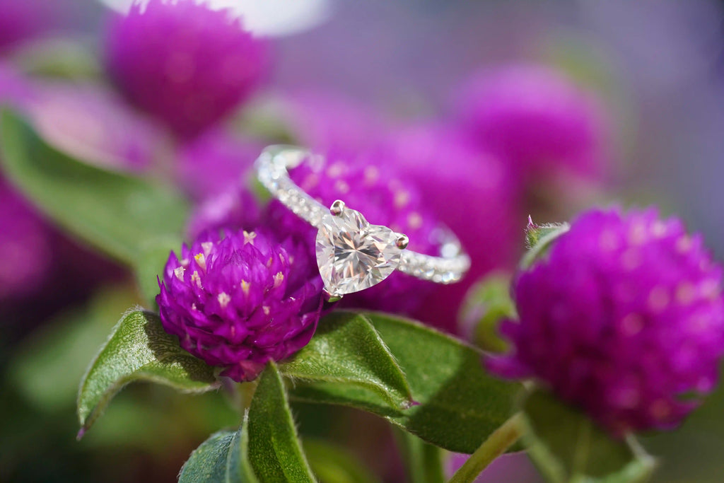 Moissanite Verlobungsring mit einem Moissanite Stein im Herz Schliff