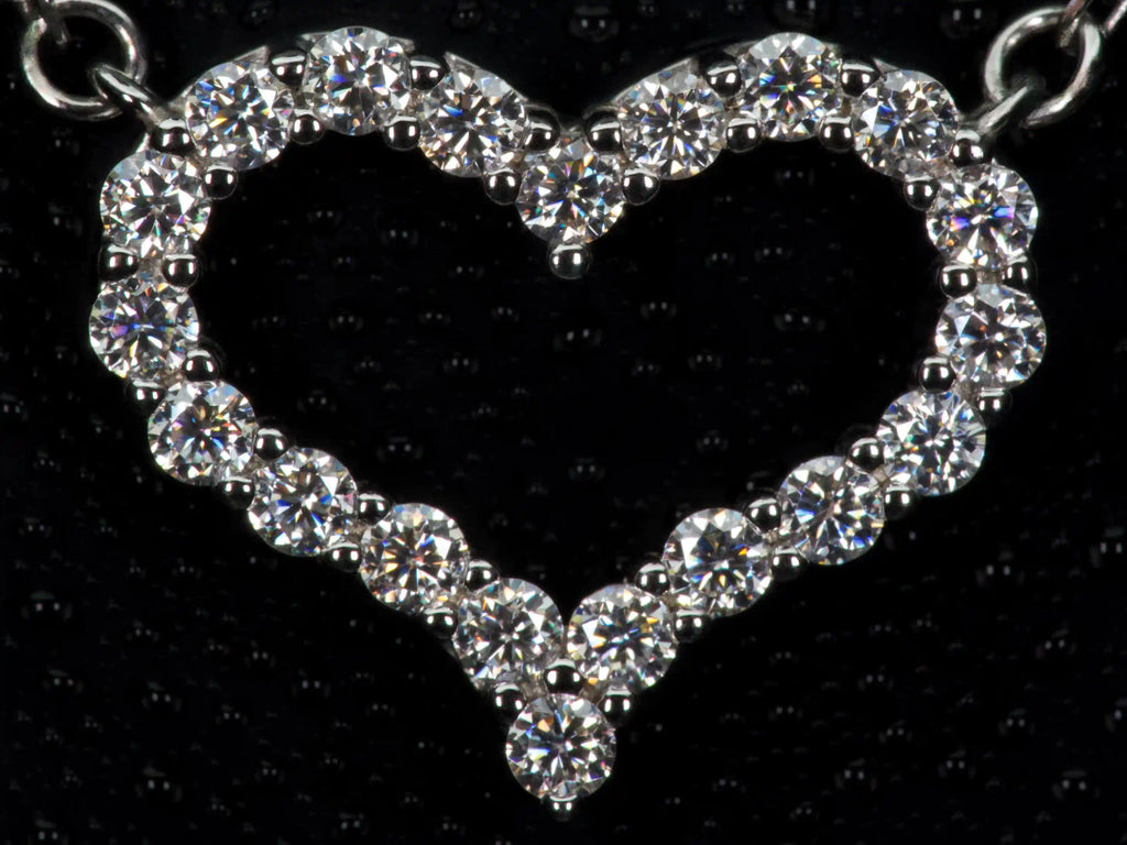 Echte Makroaufnahme einer Moissanite Herzkette mit 2 mm Brillant Steinen – funkelnder Herz Anhänger aus 925 Sterling Silber mit 18K Weißgold Veredelung
