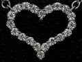 Echte Makroaufnahme einer Moissanite Herzkette mit 2 mm Brillant Steinen – funkelnder Herz Anhänger aus 925 Sterling Silber mit 18K Weißgold Veredelung