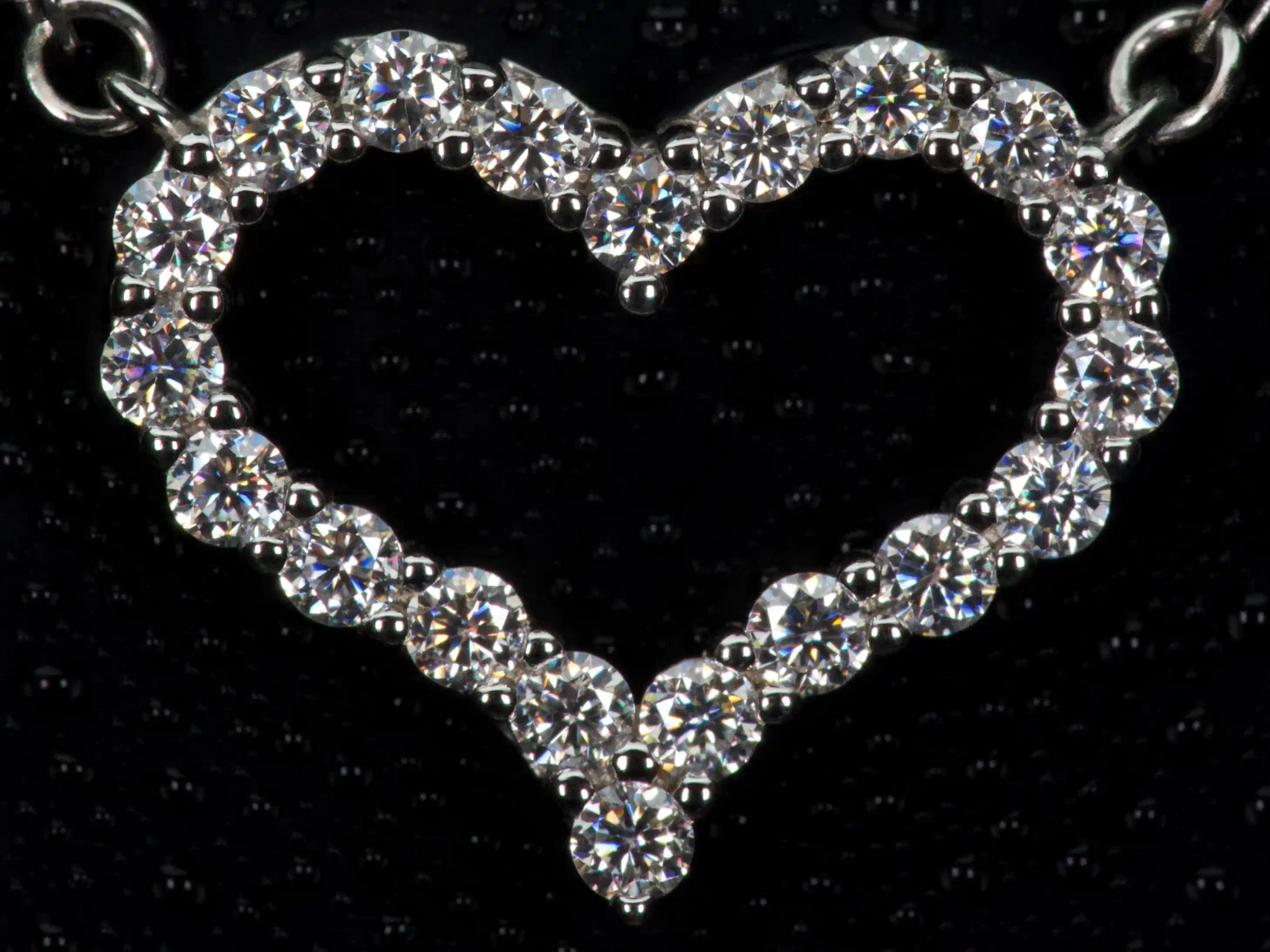 Echte Makroaufnahme einer Moissanite Herzkette mit 2 mm Brillant Steinen – funkelnder Herz Anhänger aus 925 Sterling Silber mit 18K Weißgold Veredelung