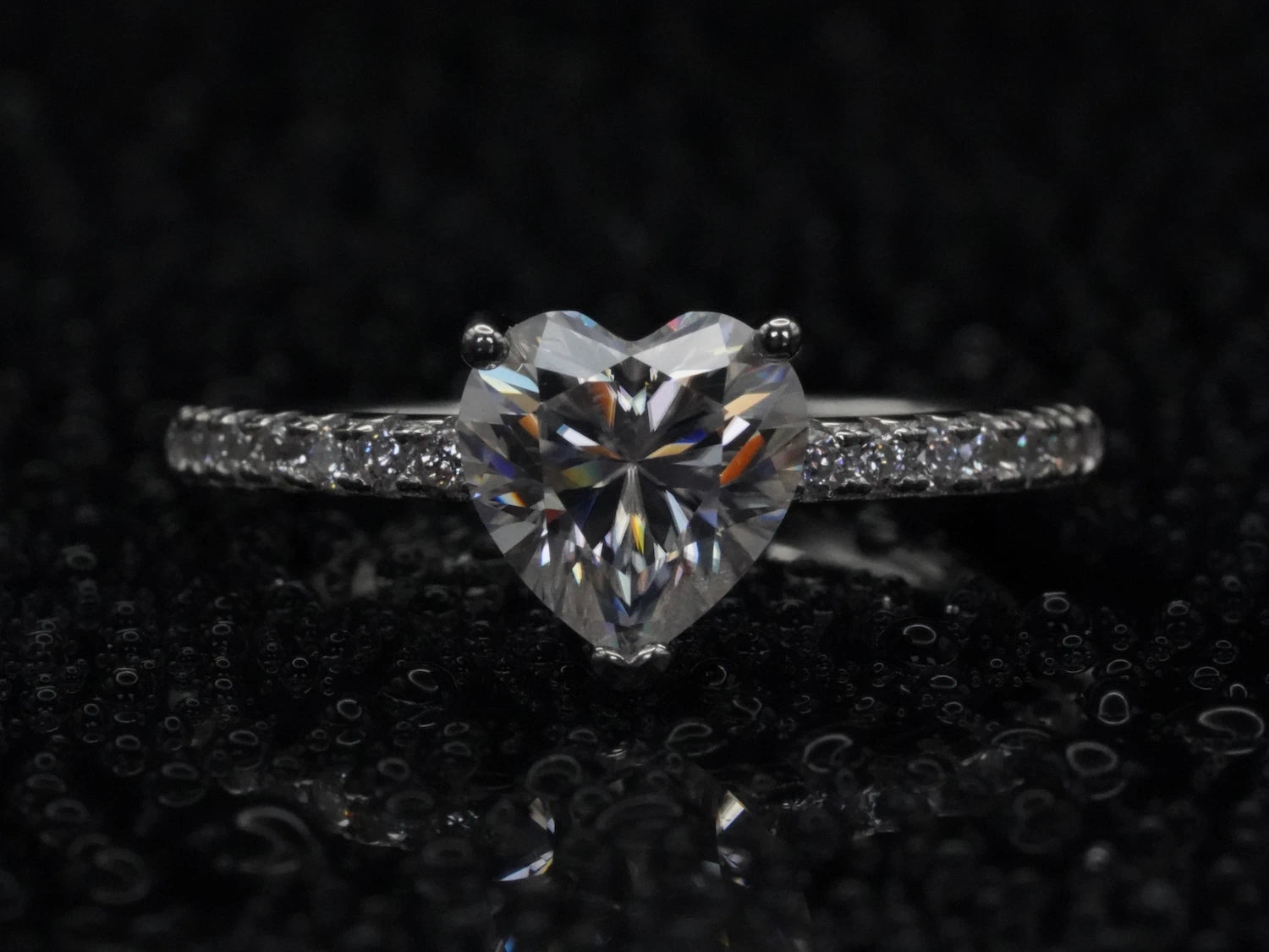 Frontalansicht des Moissanite Herz-Rings mit 2 ct – herzförmig geschliffen, 925 Silber