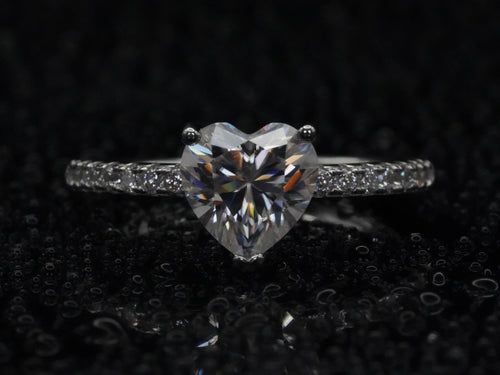 Frontalansicht des Moissanite Herz-Rings mit 2 ct – herzförmig geschliffen, 925 Silber