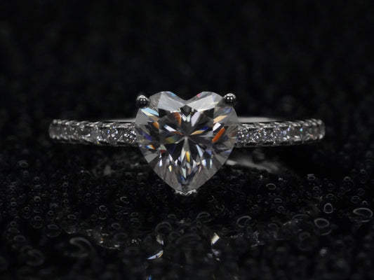 Frontalansicht des Moissanite Herz-Rings mit 2 ct – herzförmig geschliffen, 925 Silber