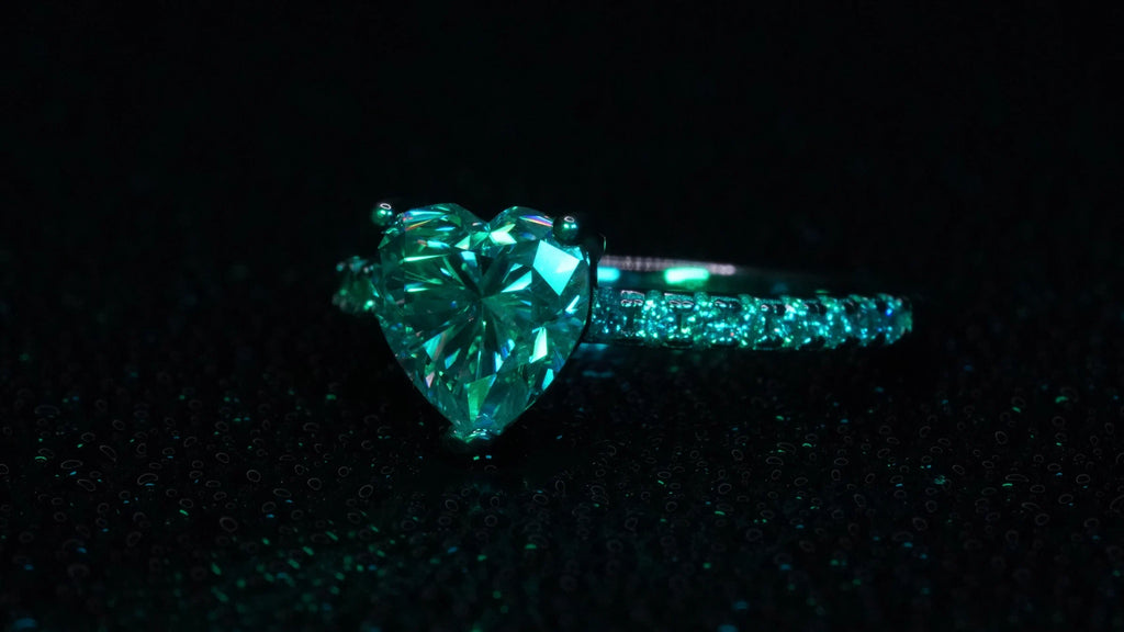Moissanite Herz ring mit 2ct Moissanite im Herz Schliff in blau grün Licht