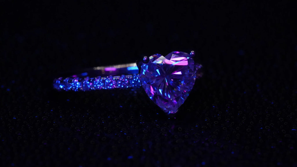 Funkelder Moissanite Herz Schliff in Blau Licht gefasst in 925 Sterling Silber 