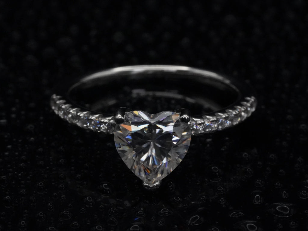  Nahaufnahme des Moissanite Herz-Rings – brillanter Schliff, feine Fassung und hochwertiges Silber