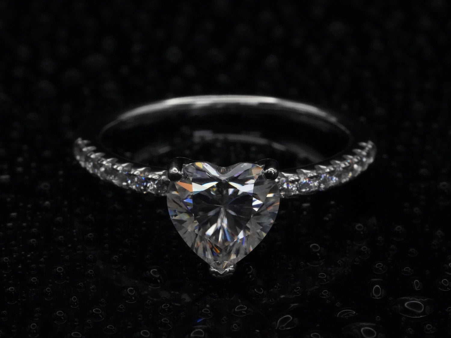  Nahaufnahme des Moissanite Herz-Rings – brillanter Schliff, feine Fassung und hochwertiges Silber