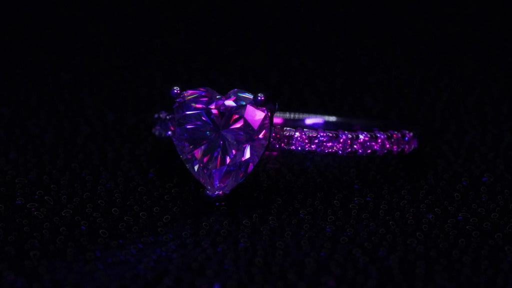 Moissanite Herz Schliff in Lila Licht mit mit Seitlichen Moissanite Steinen