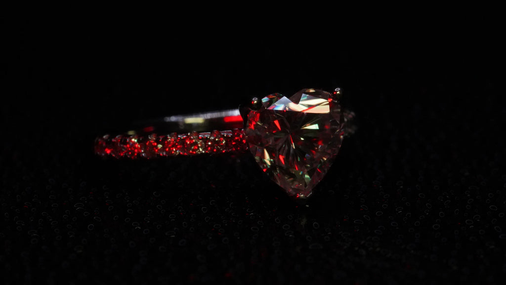 Moissanite Verlobungsring mit Herz-Schliff und seitlichen Steinen gefasst in Silber