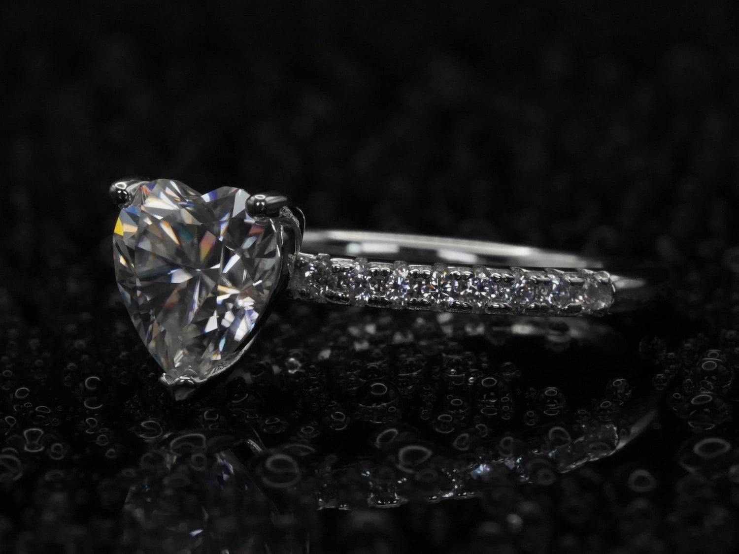 Seitliche Ansicht des Moissanite-Rings mit Herzschliff – zeigt Fassung, Höhe und Verarbeitung in 925 Silber