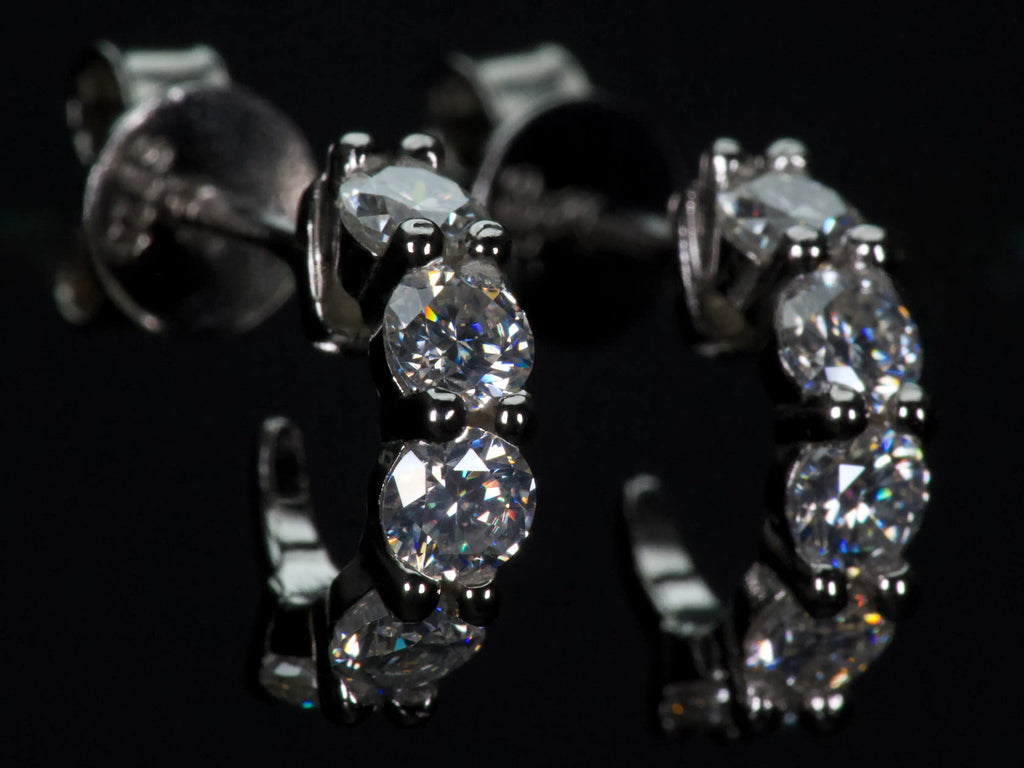 Moissanite Huggie Creolen mit 3mm Steinen frontal – dichtes Funkeln entlang des Ohrs, stärkeres Feuer als ein Diamant, sichtbar im echten Licht, 925 Silber & Weißgold