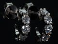 Moissanite Huggie Creolen mit 3mm Steinen frontal – dichtes Funkeln entlang des Ohrs, stärkeres Feuer als ein Diamant, sichtbar im echten Licht, 925 Silber & Weißgold