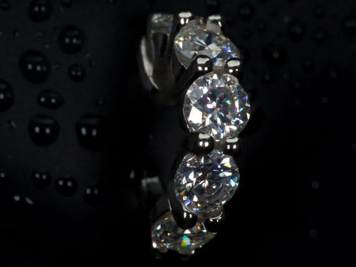 Moissanite Huggie Creolen seitlich im Halter – gleichmäßige Reihe aus 3mm Steinen, intensives Funkeln bei Bewegung, sichtbar im echten Licht, 925 Silber & Weißgold