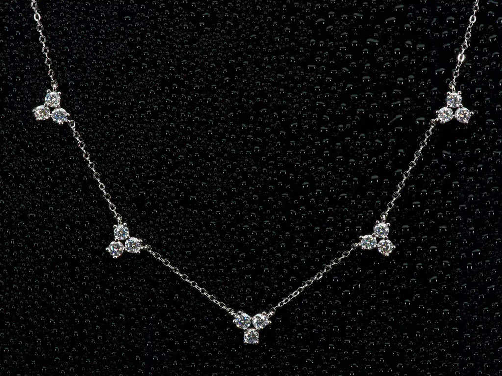 Echte Fotos im echten Licht zeigen das intensive Funkeln der runden Moissanite im Brillantschliff – mit doppelter Lichtbrechung stärker als klassische Diamanten.