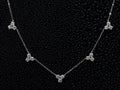 Echte Fotos im echten Licht zeigen das intensive Funkeln der runden Moissanite im Brillantschliff – mit doppelter Lichtbrechung stärker als klassische Diamanten.