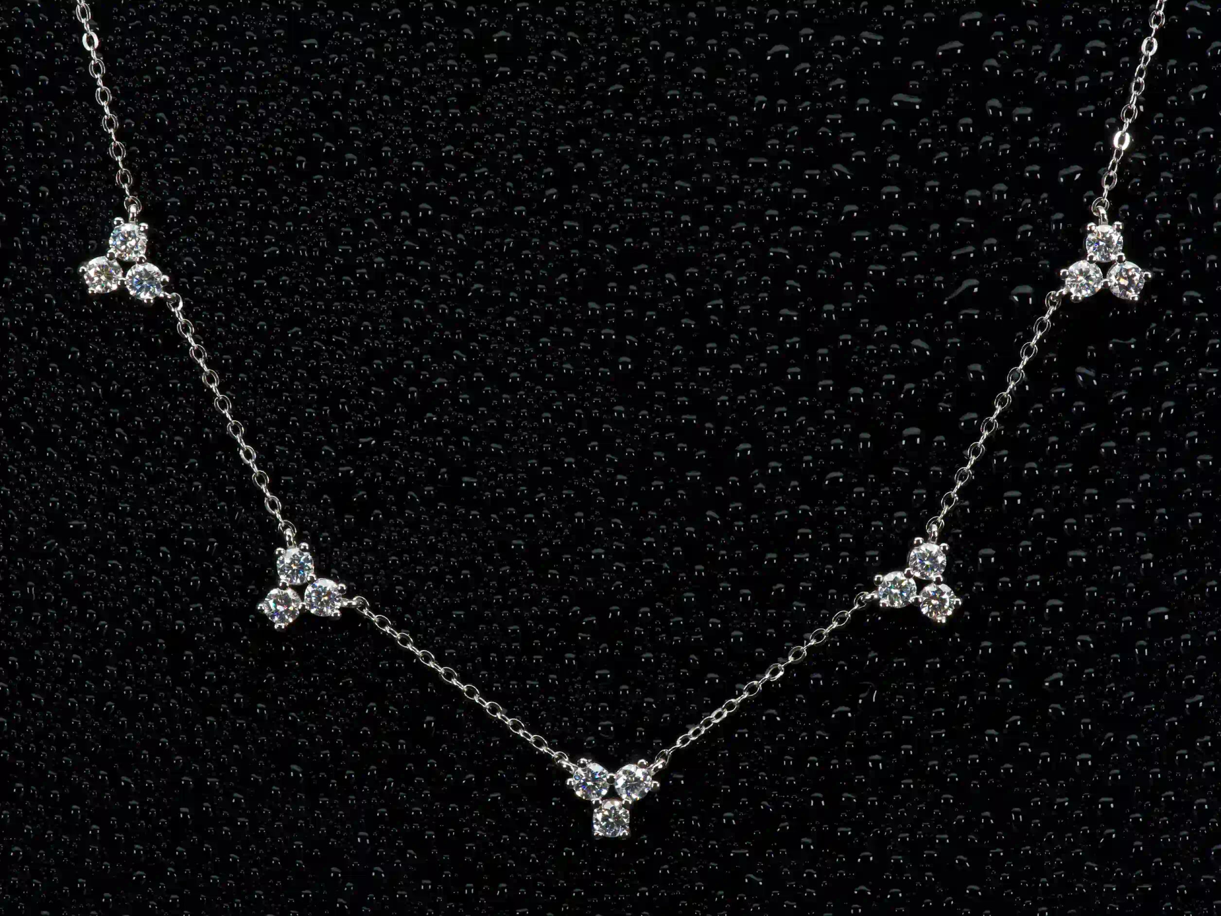 Echte Fotos im echten Licht zeigen das intensive Funkeln der runden Moissanite im Brillantschliff – mit doppelter Lichtbrechung stärker als klassische Diamanten.