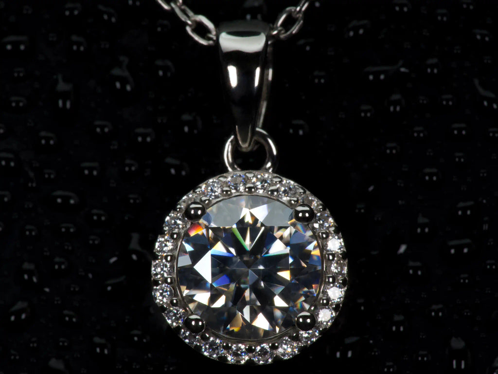 Echte Fotos von 1ct Halo Moissanite Kette mit rundem Anhänger im echten Licht. Intensives Funkeln stärker als bei Diamanten mit sichtbarer Brillanz im Alltag. 925 Silber & 18K Weißgold Halo Anhänger mit luxuriöser Ausstrahlung und diamantähnlicher Härte.
