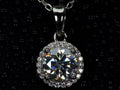 Echte Fotos von 1ct Halo Moissanite Kette mit rundem Anhänger im echten Licht. Intensives Funkeln stärker als bei Diamanten mit sichtbarer Brillanz im Alltag. 925 Silber & 18K Weißgold Halo Anhänger mit luxuriöser Ausstrahlung und diamantähnlicher Härte.
