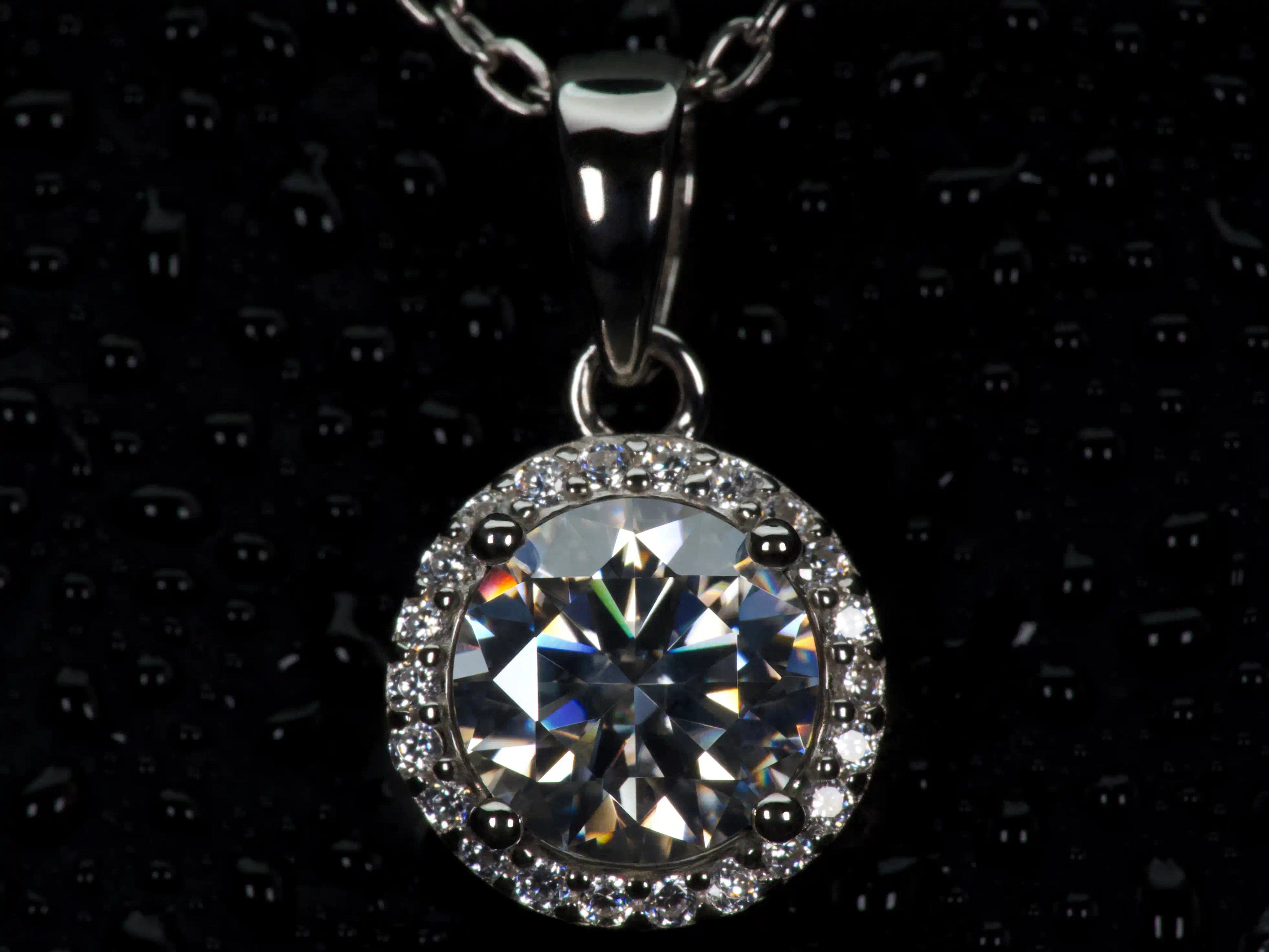 Echte Fotos von 1ct Halo Moissanite Kette mit rundem Anhänger im echten Licht. Intensives Funkeln stärker als bei Diamanten mit sichtbarer Brillanz im Alltag. 925 Silber & 18K Weißgold Halo Anhänger mit luxuriöser Ausstrahlung und diamantähnlicher Härte.
