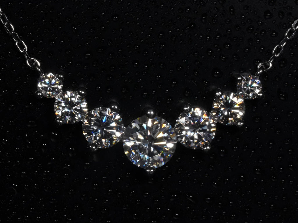 Moissanite-Kette mit 2,8 ct Anhänger – frontal fotografiert, 7 Brillantschliffe im Größenverlauf von groß nach klein auf 925 Silber mit Weißgoldplattierung