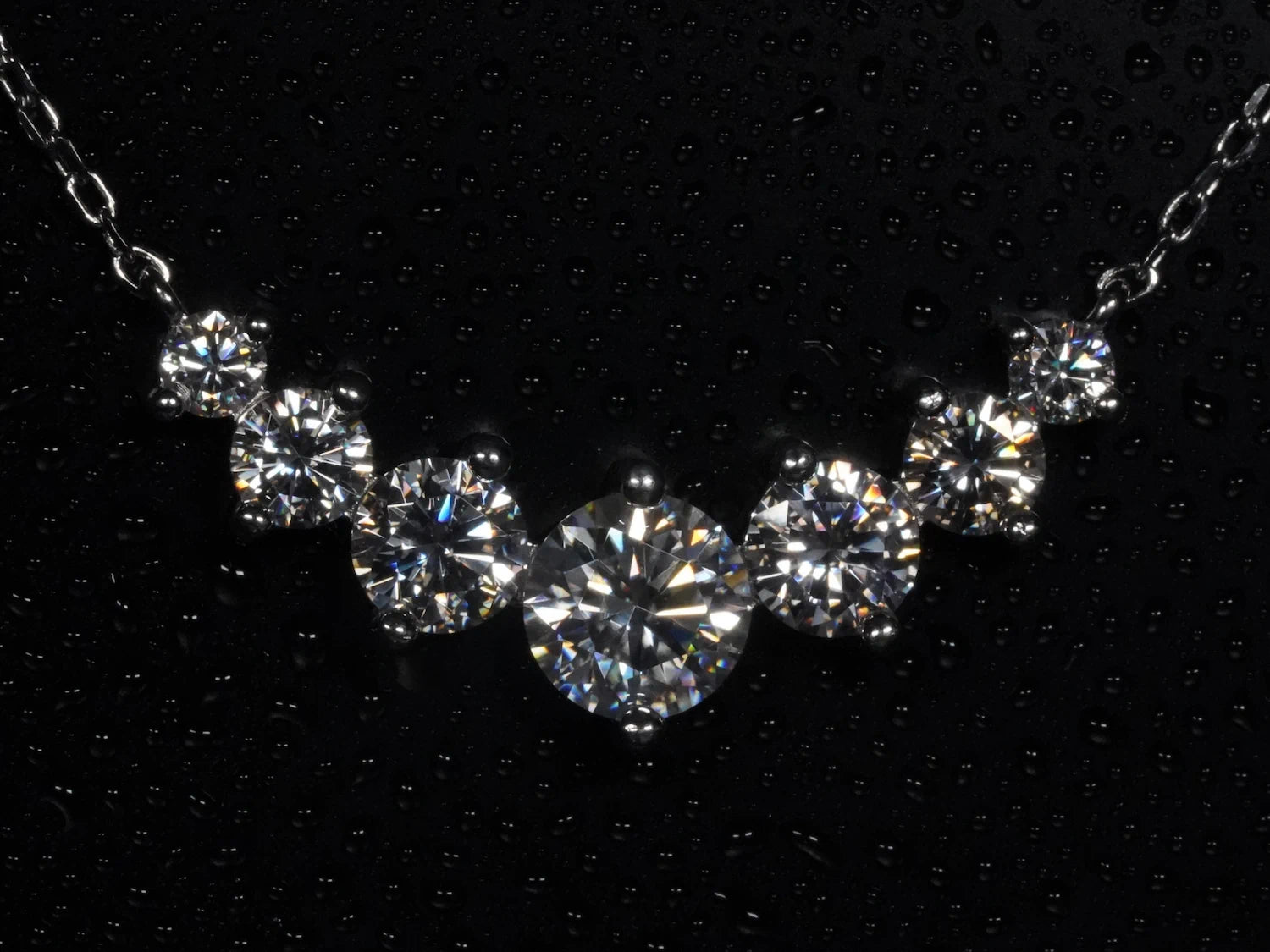 Moissanite-Kette mit 2,8 ct Anhänger – frontal fotografiert, 7 Brillantschliffe im Größenverlauf von groß nach klein auf 925 Silber mit Weißgoldplattierung