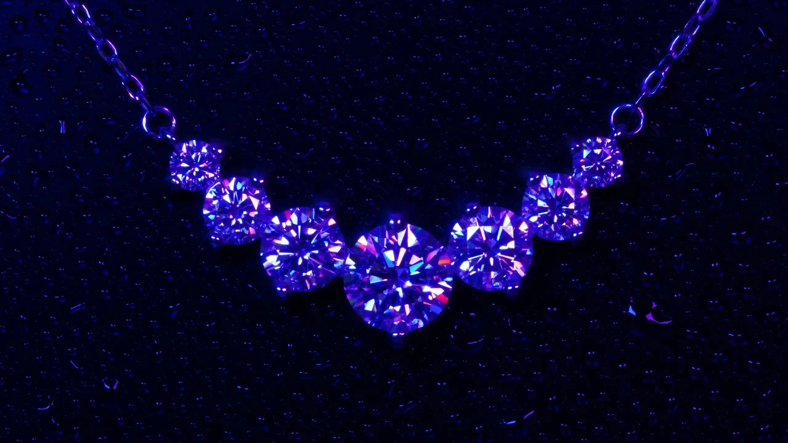 Moissanite Kette mit Moissanite Brillanten in verschiedenen Größen in Blau Licht